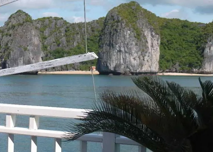 Heritage Line Violet Cruise - Bay & Lan Ha Bay  Ha Long